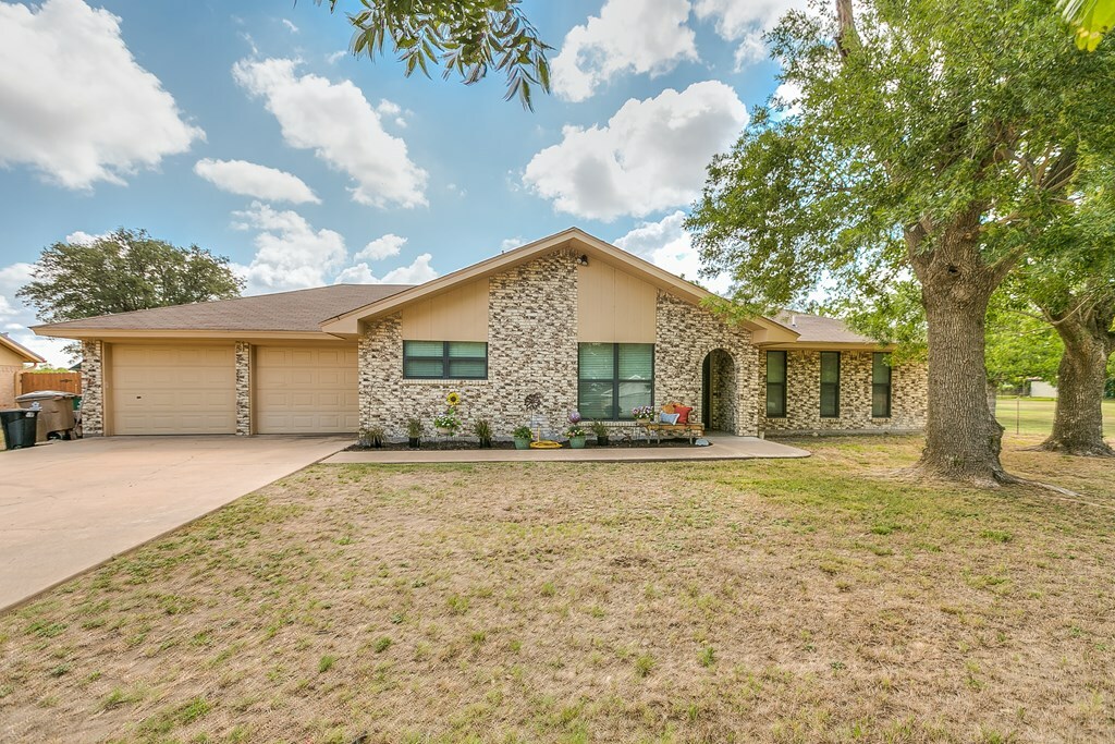 Property Photo:  147 Las Lomas Dr  TX 76904 