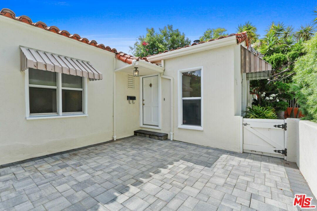 Property Photo:  470  S Wetherly Dr  CA 90211 