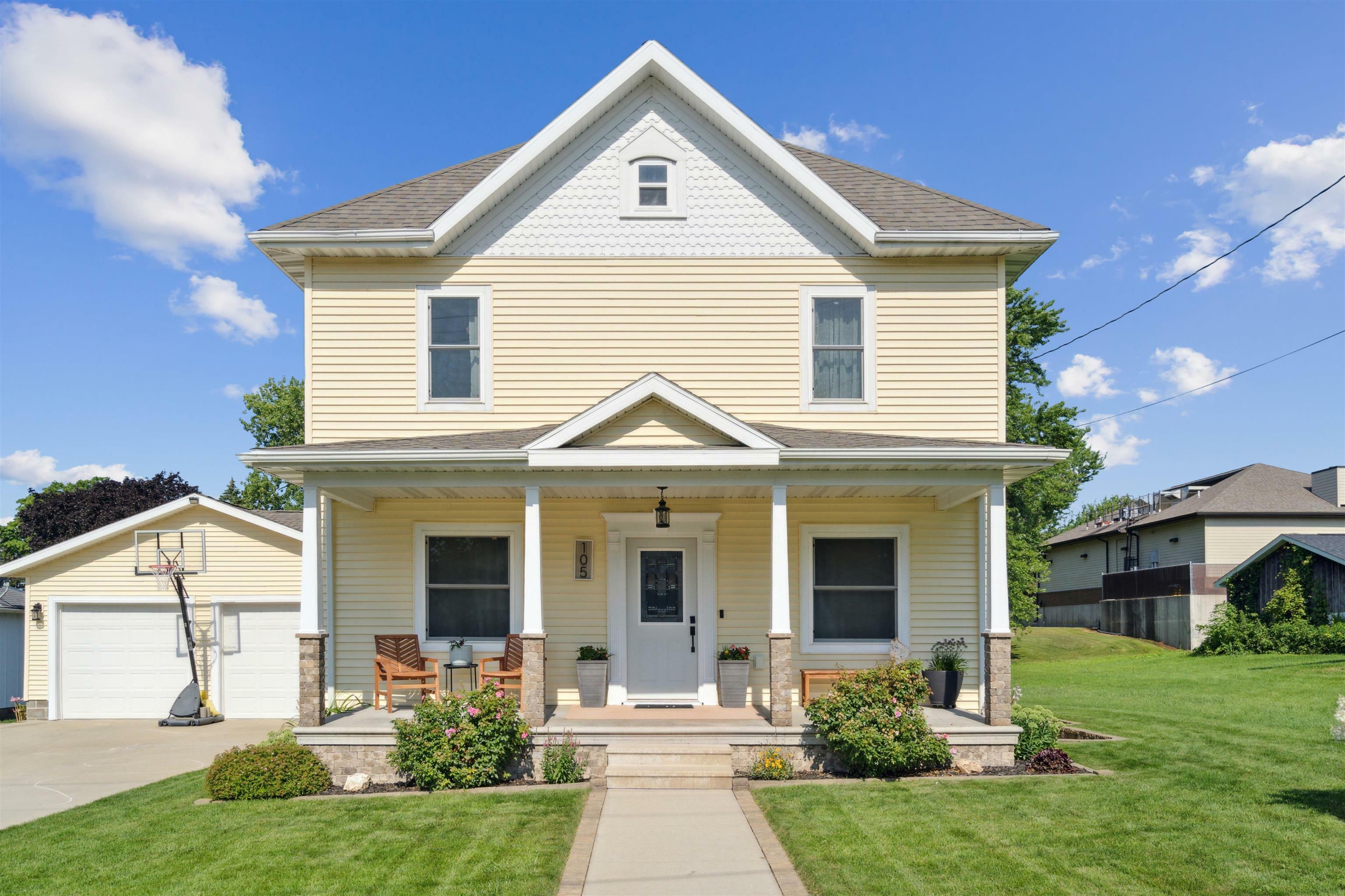 Property Photo:  105 Locust Street  IA 52076 