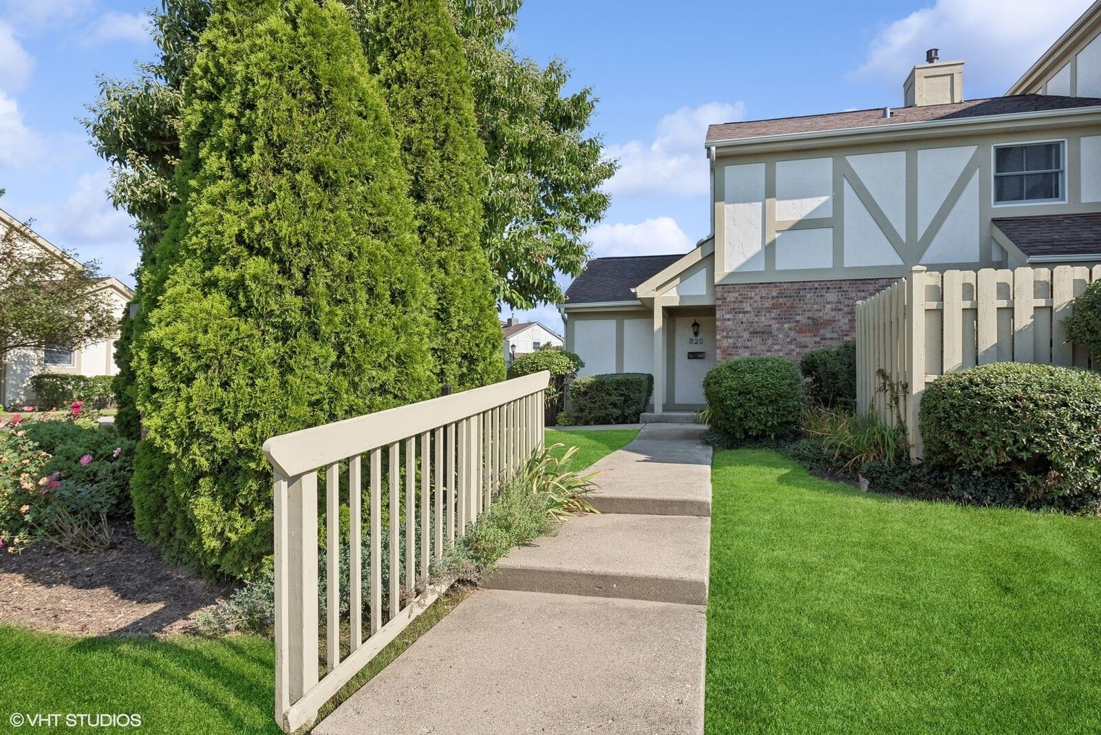 Property Photo: 820 Hillside Avenue E IL 60010