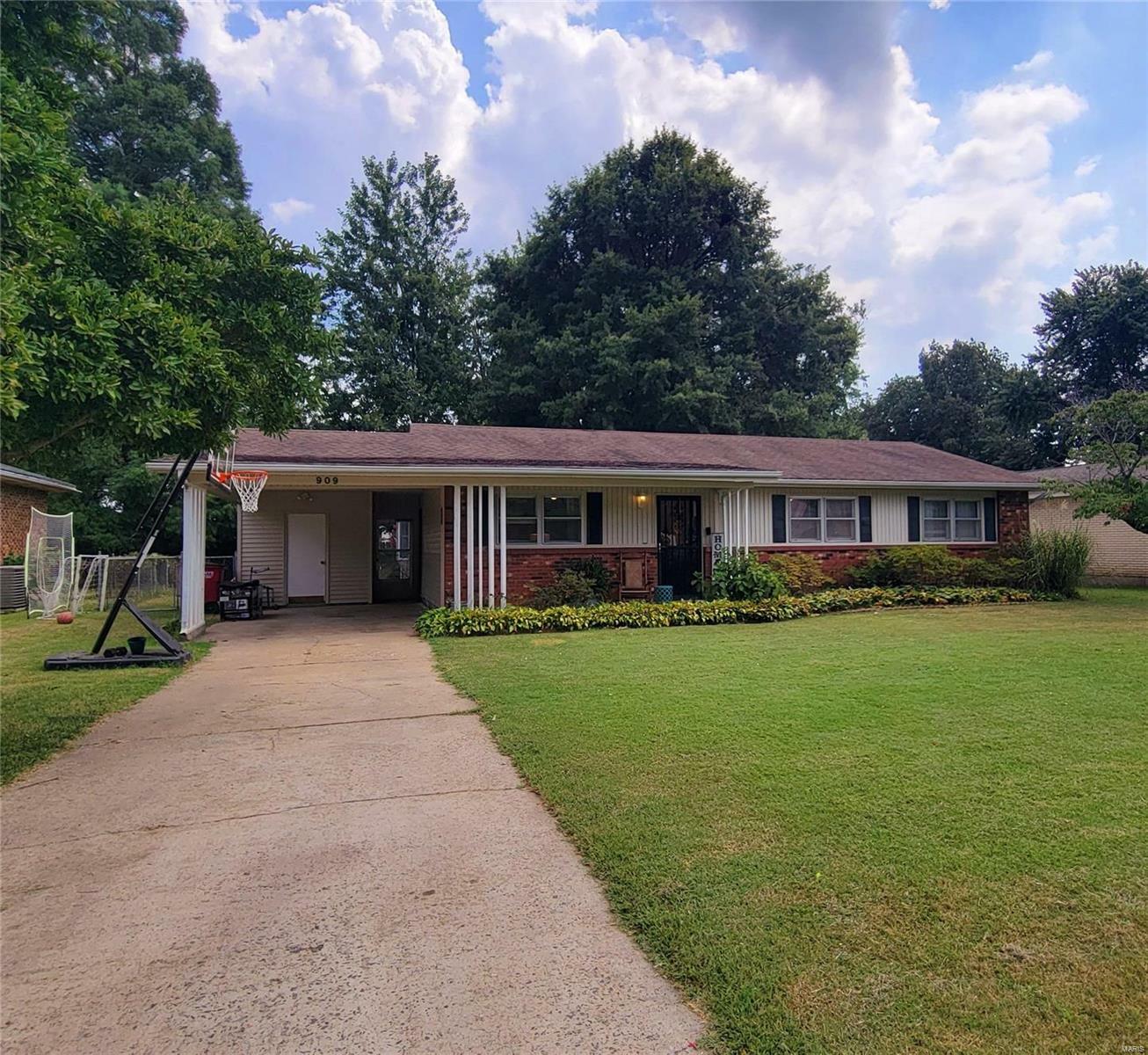 909 Stanford Drive  Sikeston MO 63801 photo