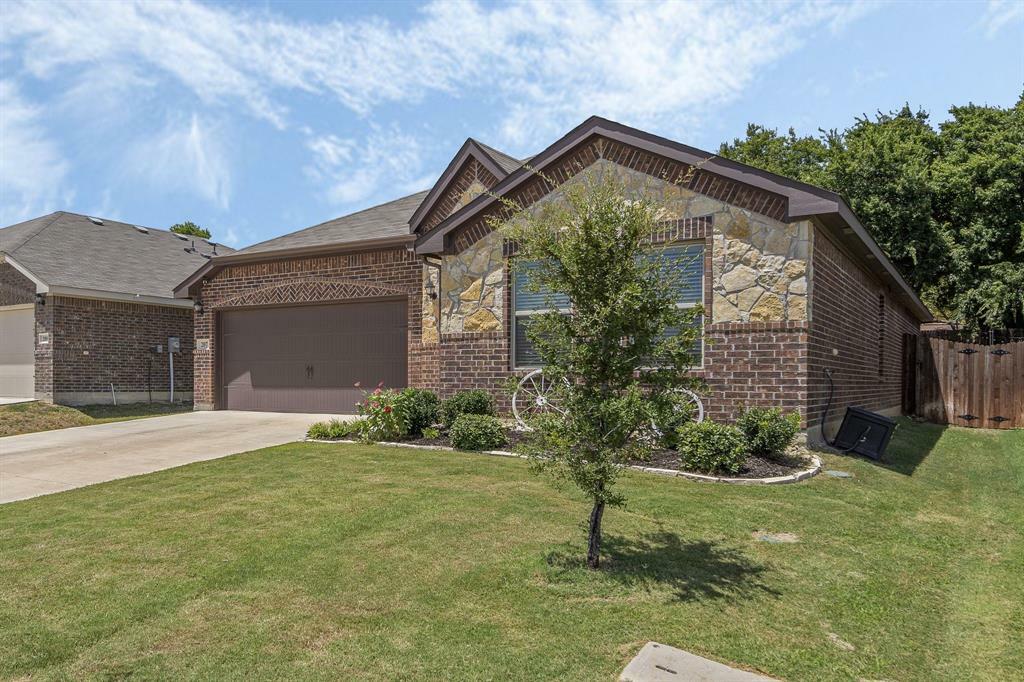 Property Photo:  207 High Point Way  TX 76247 