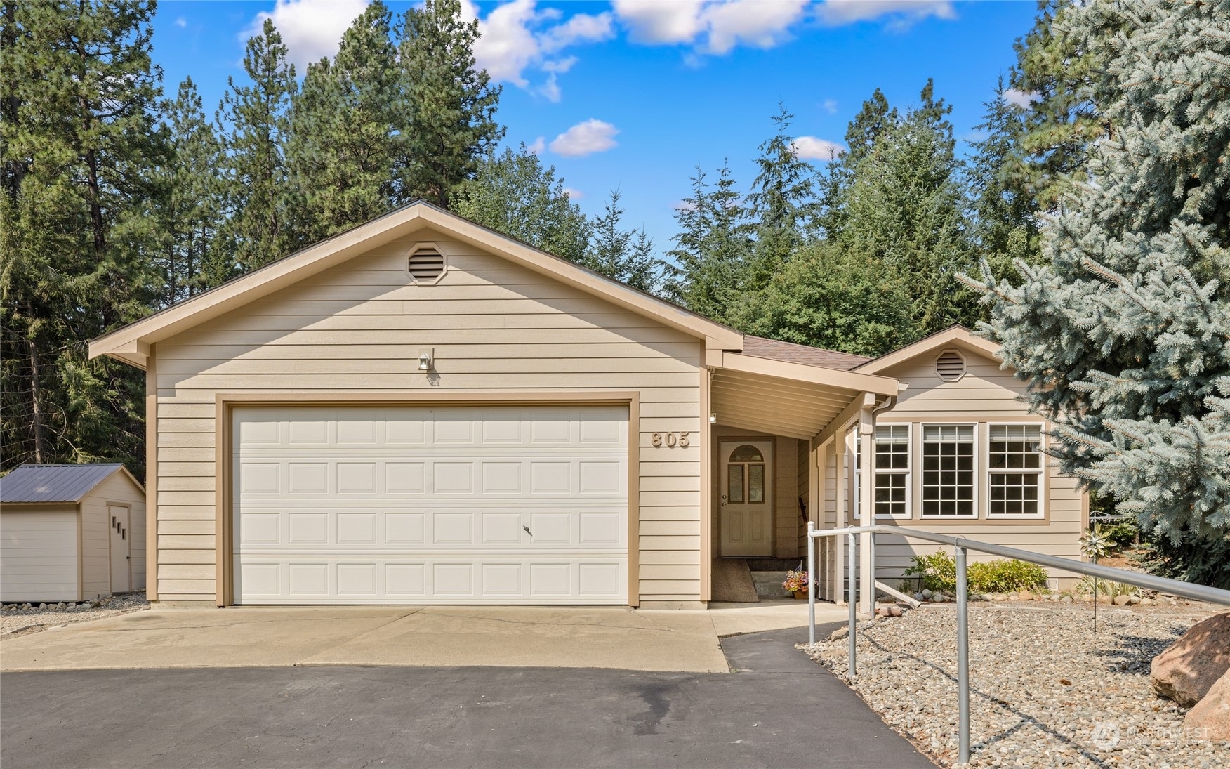 Property Photo:  805 Roslyn Place  WA 98922 