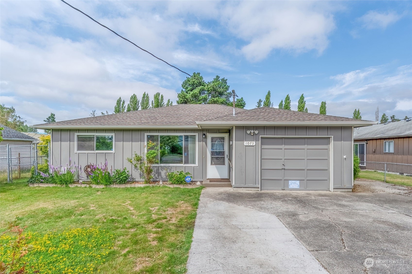 Property Photo:  1075 33rd Street  WA 98632 