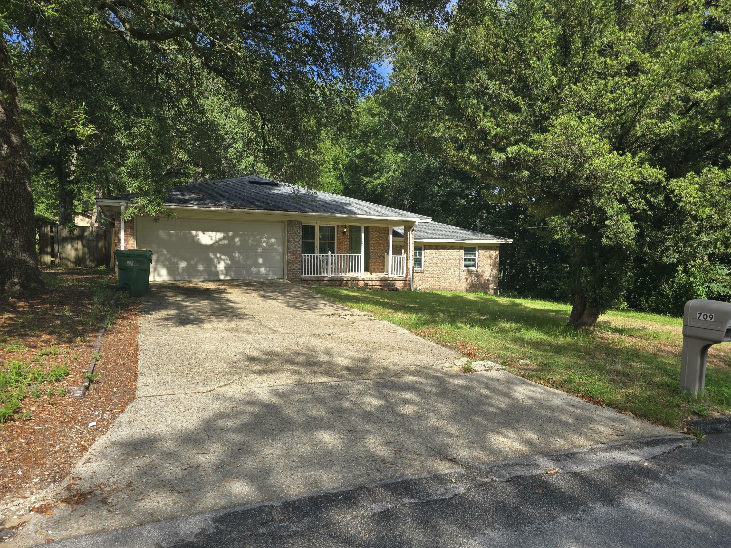 Property Photo:  709 Nutmeg Avenue  FL 32578 