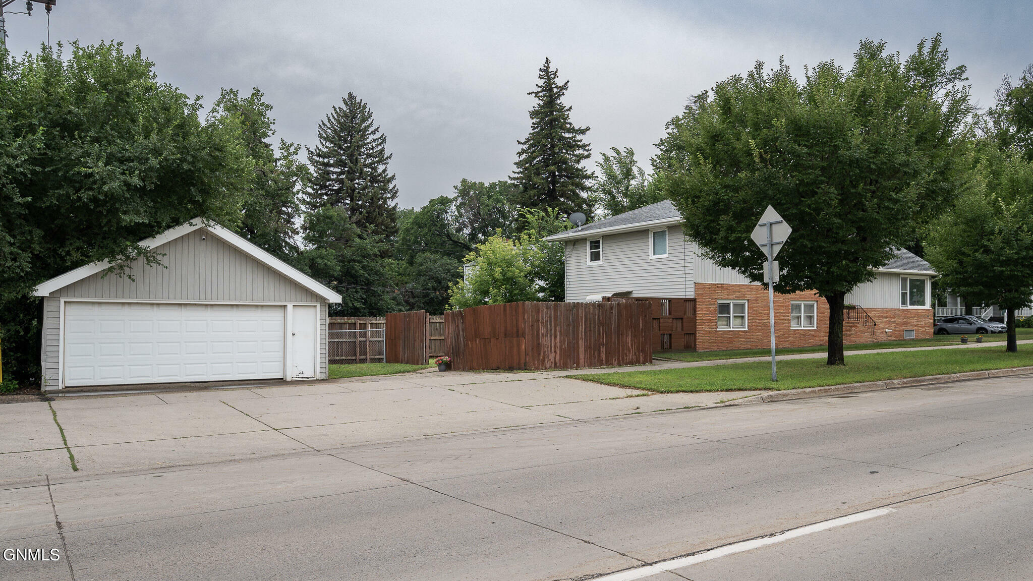 Property Photo:  803 Boulevard Avenue E  ND 58501 