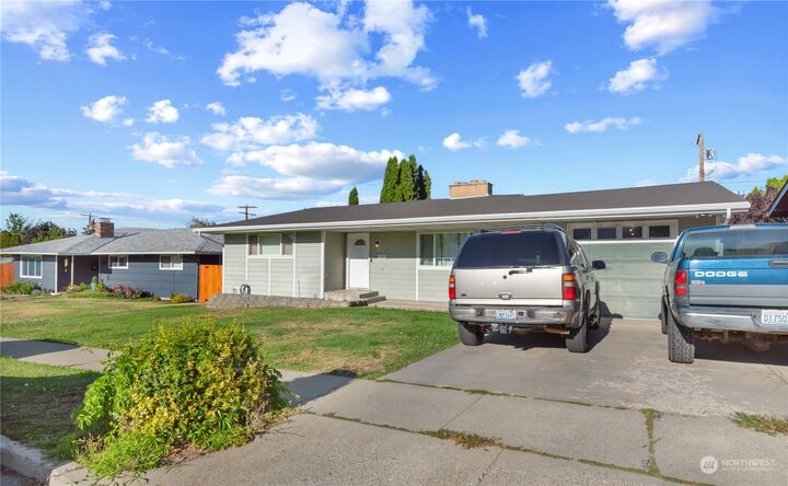 Property Photo:  1105 Rosewood Avenue  WA 98801
