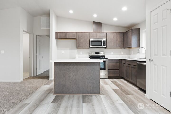 Property Photo: 1022 E Cascade Street WA 99344