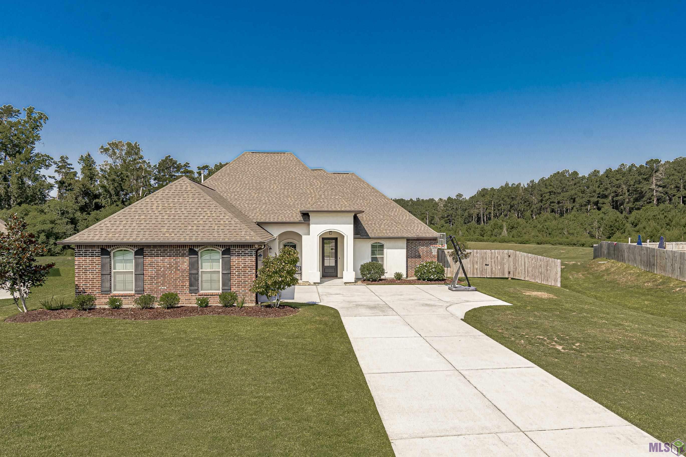 Property Photo: 8765 Cresson Dr LA 70726