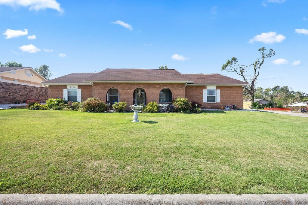 Property Photo:  2716 W Ash Street  AR 72758 