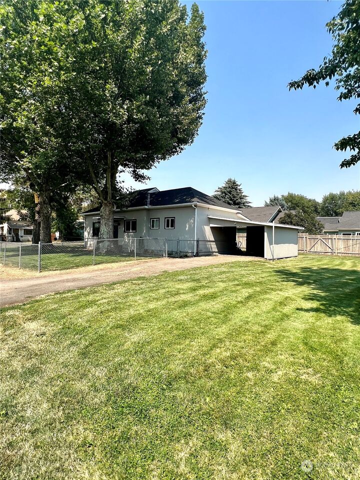 Property Photo: 520 N Cottonwood Street WA 99328