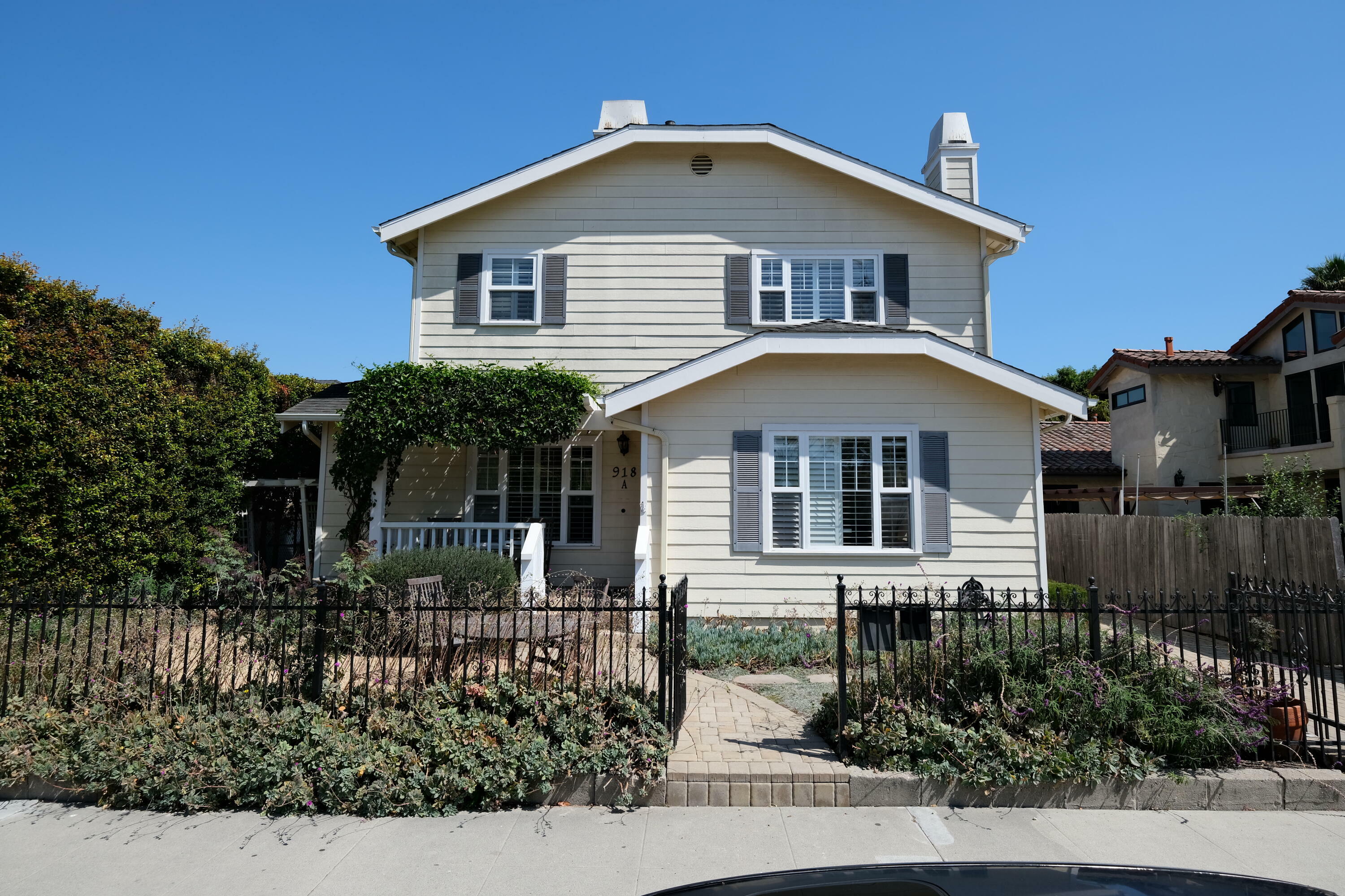 Property Photo:  918 E Ortega Street  CA 93103 