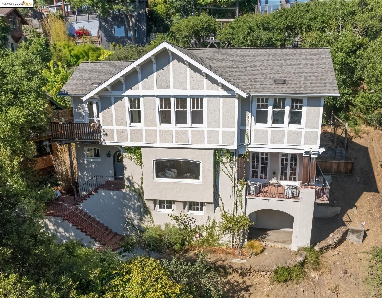 Property Photo: 23 Hillside Ct CA 94704