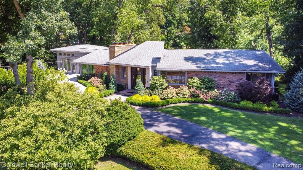 Property Photo: 1930 Hillwood Drive MI 48304 2419