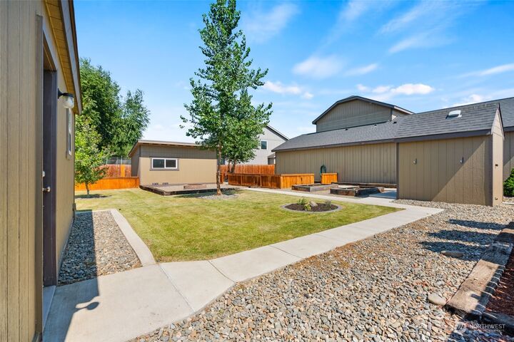 Property Photo:  2207 N Creeksedge Way  WA 98926 