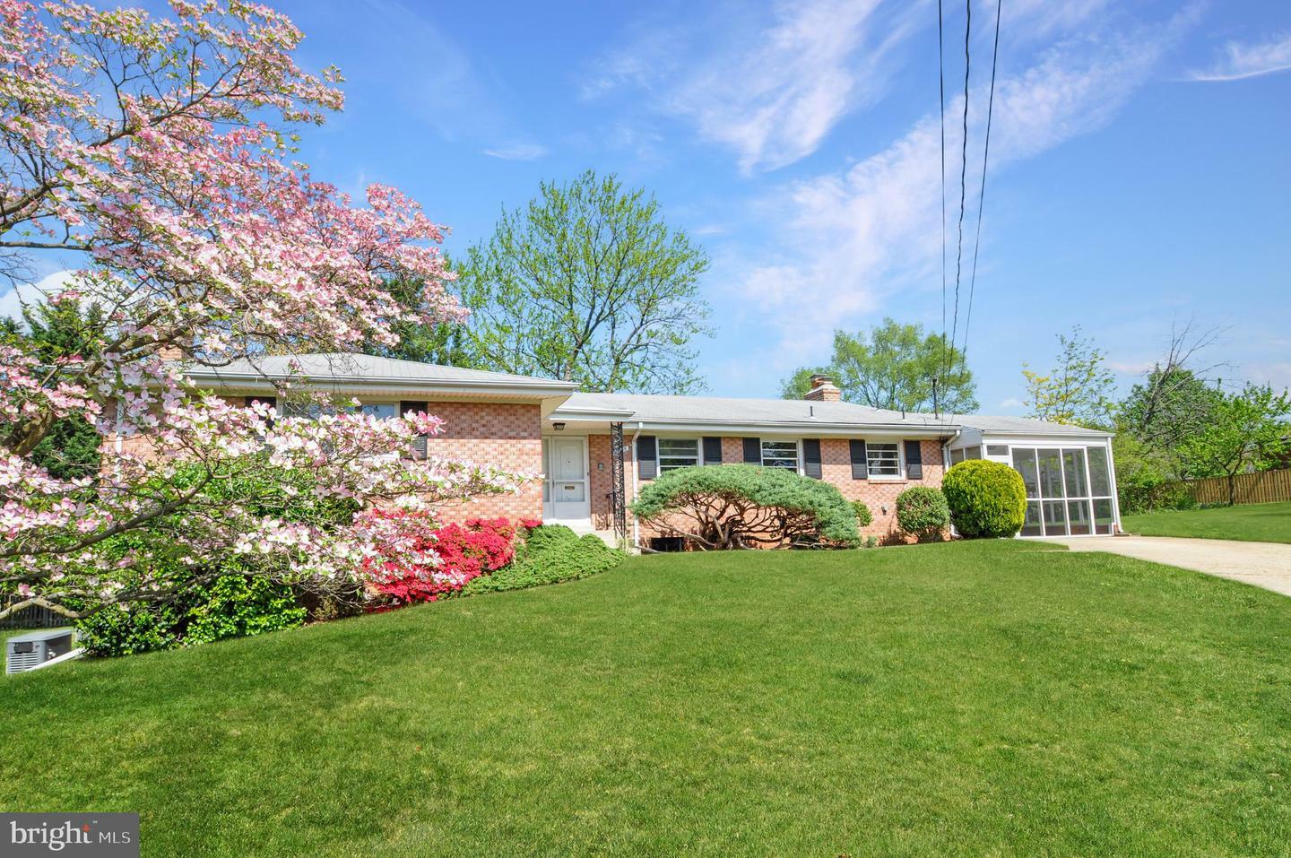 Property Photo: 1425 Knox Place VA 22304