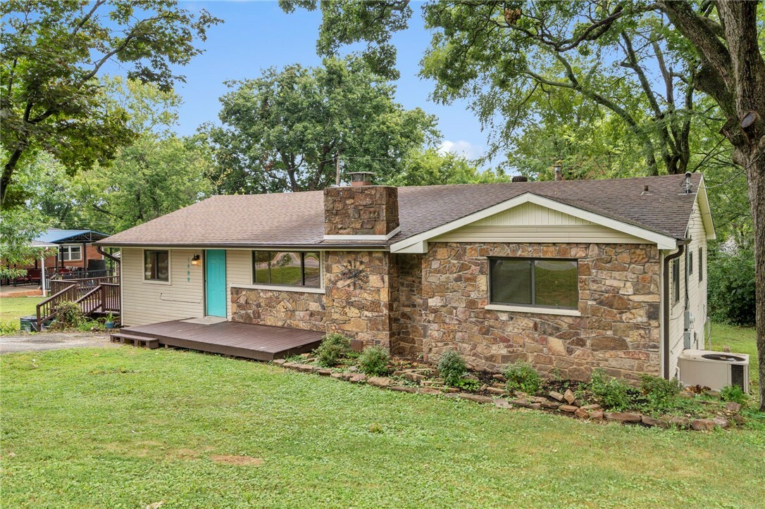 Property Photo:  1400 N Kings Drive  AR 72701 