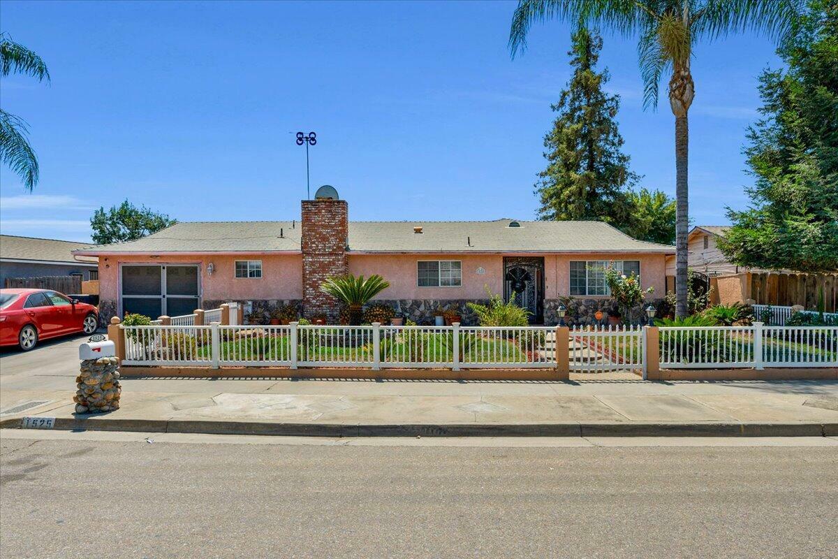 Property Photo:  1525 E Walnut Avenue  CA 93274 