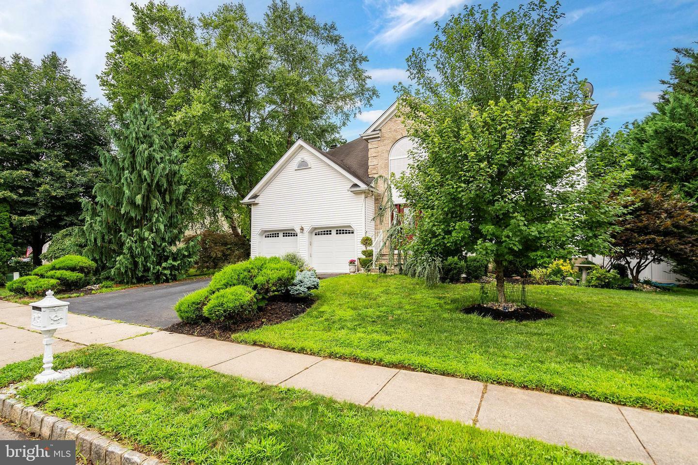 Property Photo:  16 Monticello Way  NJ 08882 