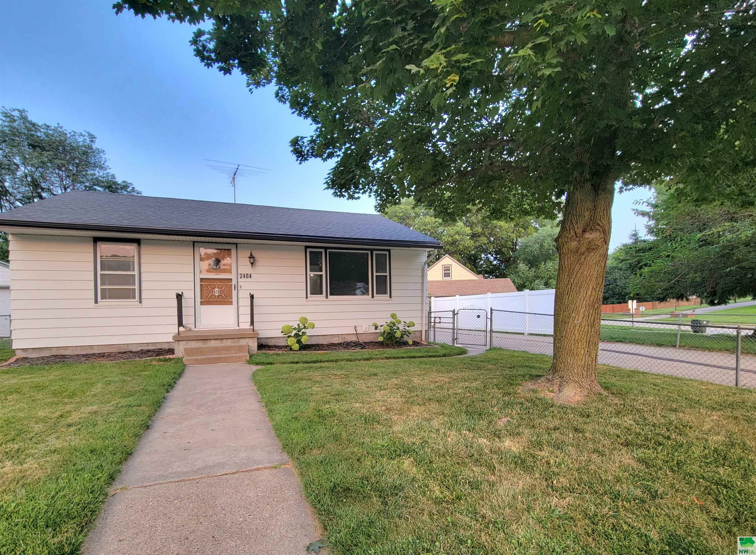 Property Photo:  2404 Talbot Rd  IA 51103 