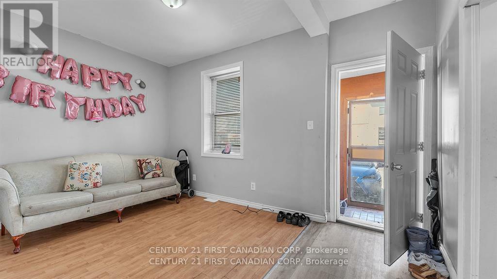 Property Photo:  387 Horton Street East  ON N6B 1L6 