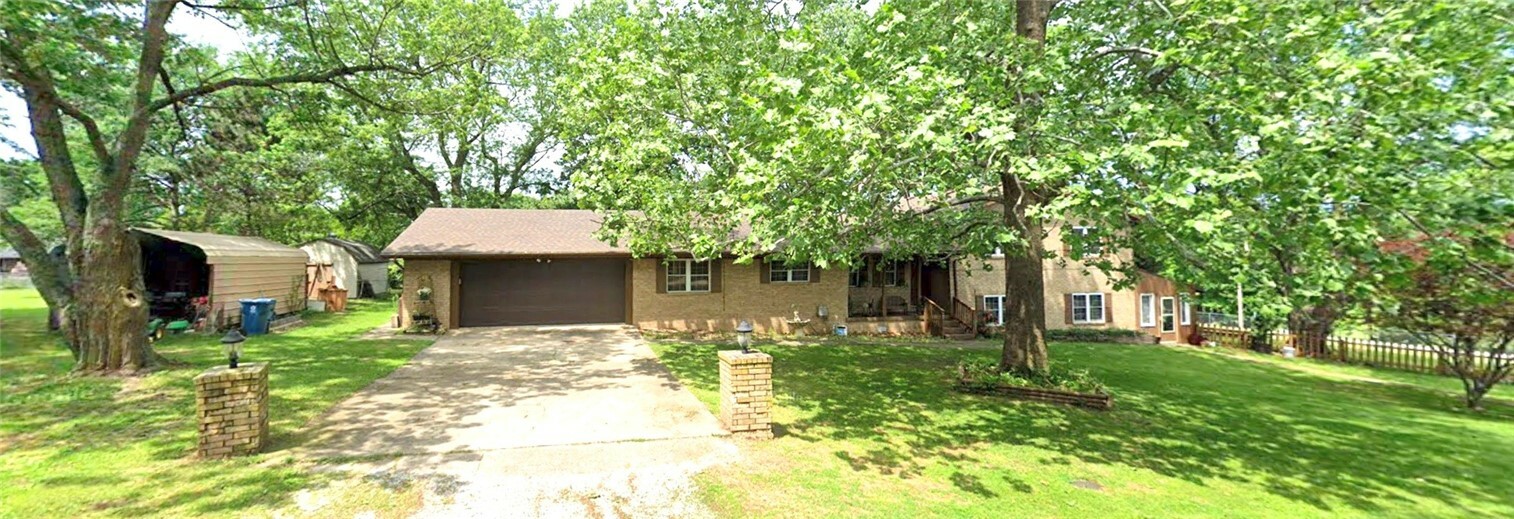 Property Photo:  101 SE 11th Avenue  AR 72736 