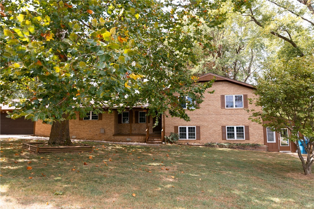 Property Photo:  101 SE 11th Avenue  AR 72736 