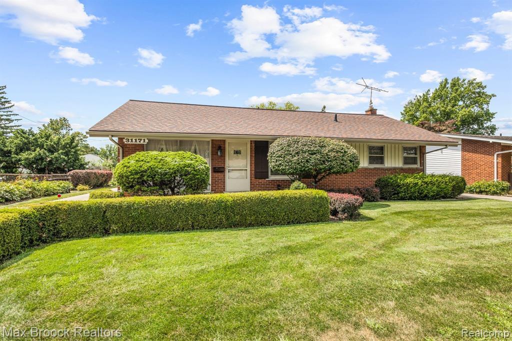 Property Photo: 31171 Edgeworth Drive MI 48071 1017