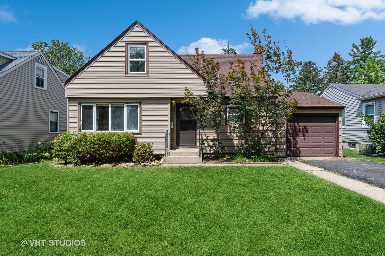 Property Photo:  140 W Park Drive  IL 60148 