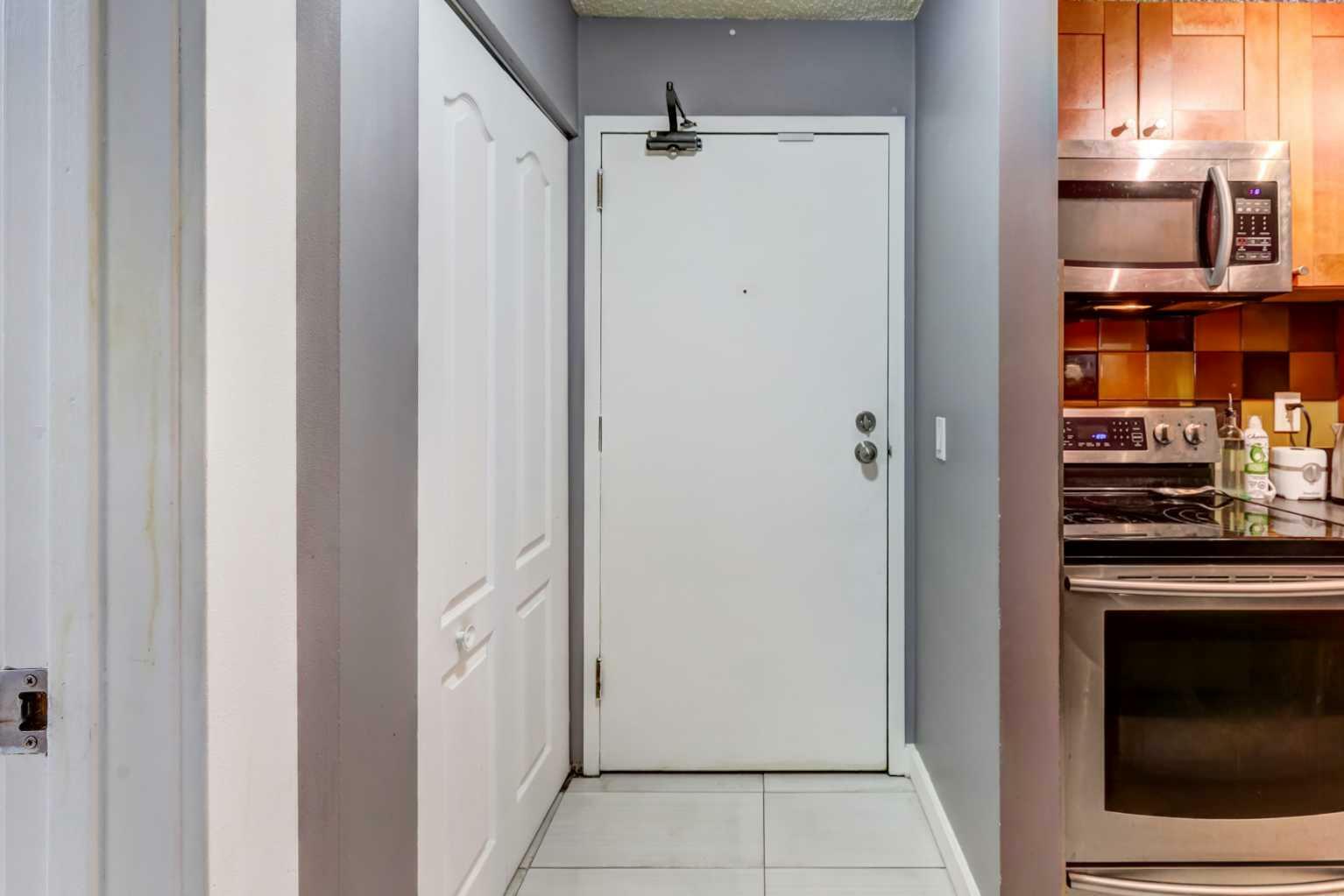 Property Photo:  525 56 Avenue SW 219  AB T2V 4Z9 