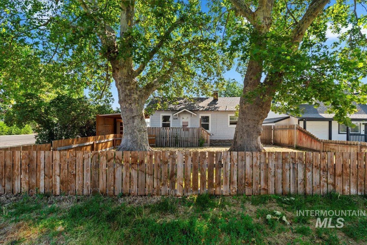 Property Photo:  304 S Elder St.  ID 83686 