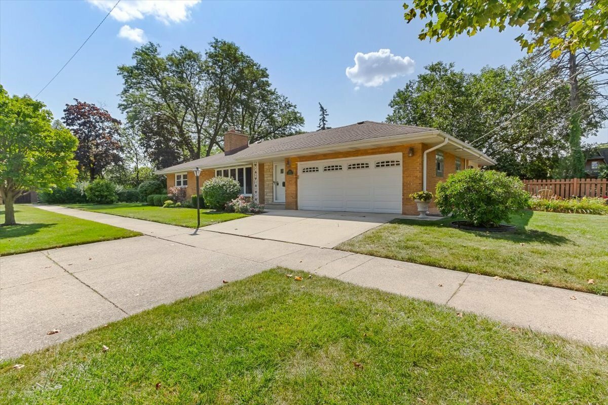 Property Photo:  844 N Greenwood Avenue  IL 60068 