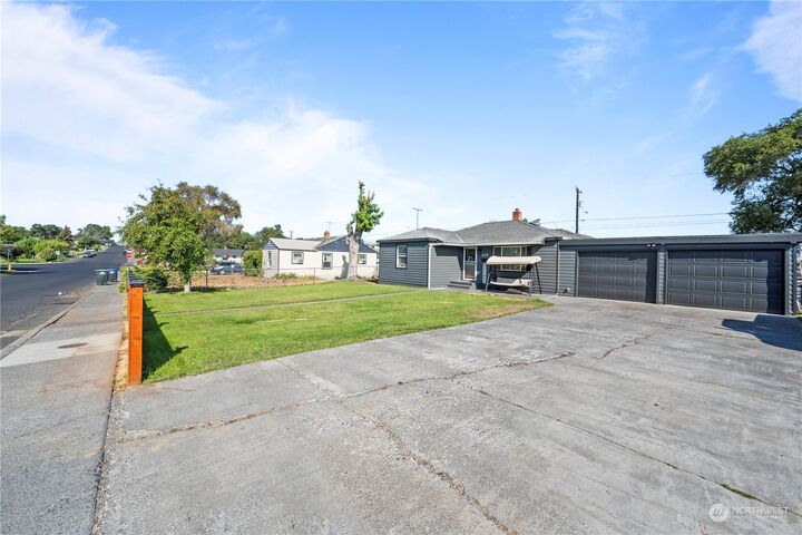 Property Photo: 408 W Loop Drive WA 98837