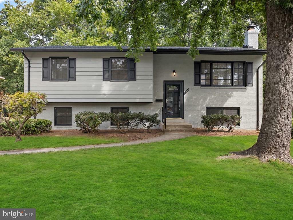 Property Photo: 7386 Roxbury Avenue VA 20109