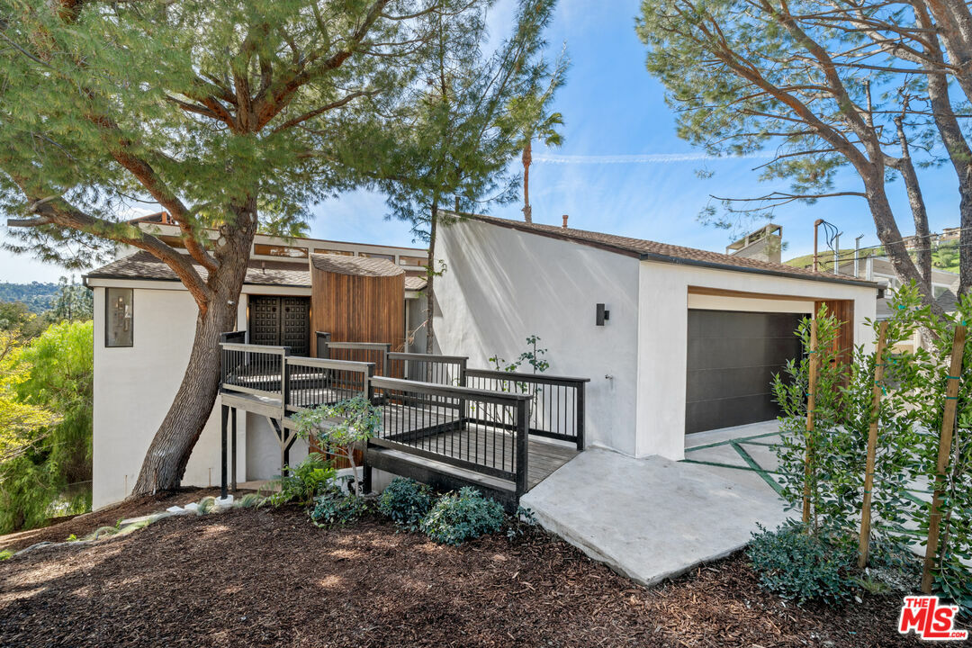 Property Photo:  5064   Llano Dr  CA 91364 