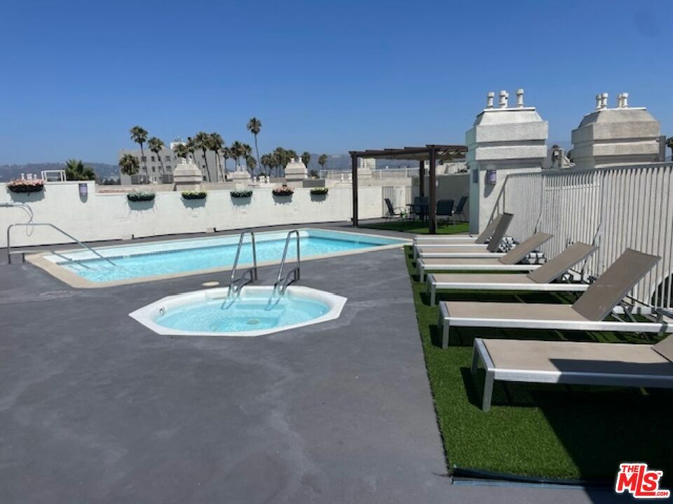 Property Photo:  620  S Gramercy Pl 223  CA 90005 