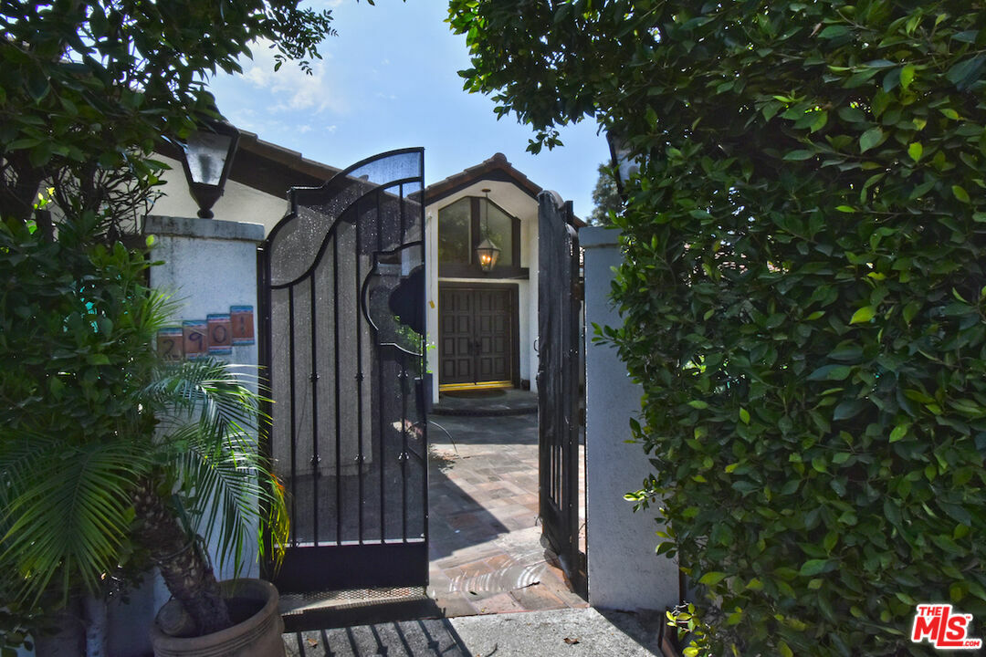 Property Photo:  2901  Benedict Canyon Drive  CA 90210 