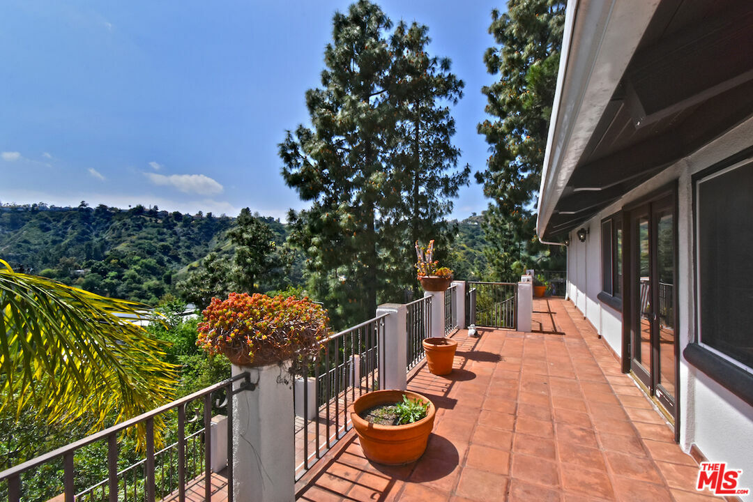 Property Photo:  2901  Benedict Canyon Drive  CA 90210 