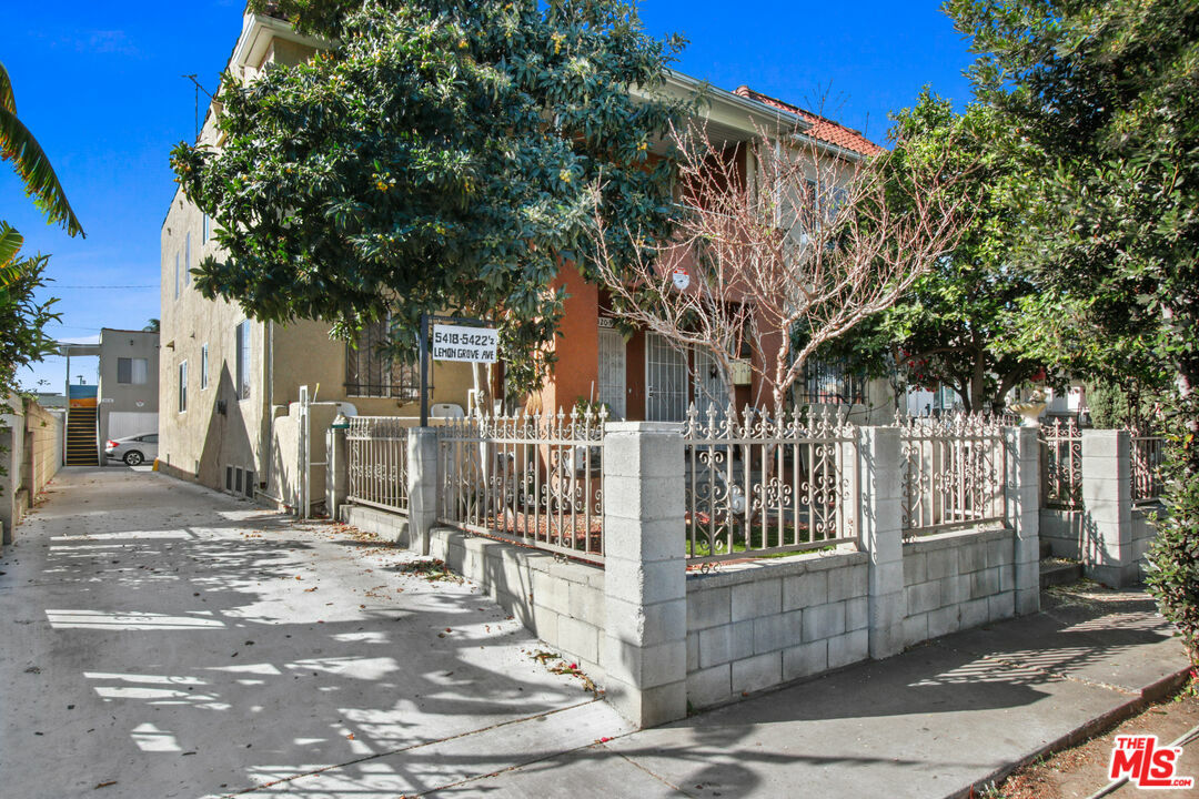 Property Photo:  5422 Lemon Grove Ave 5422 1/2  CA 90038 