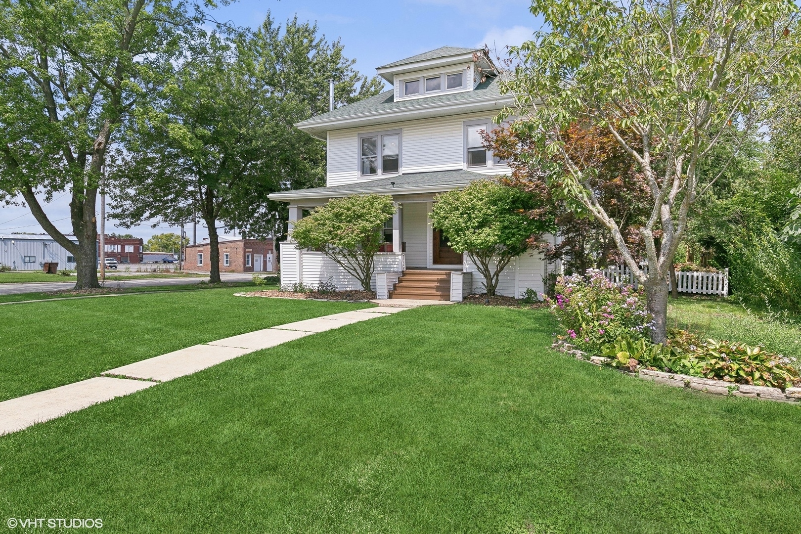 Property Photo:  301 E Corning Avenue  IL 60468 