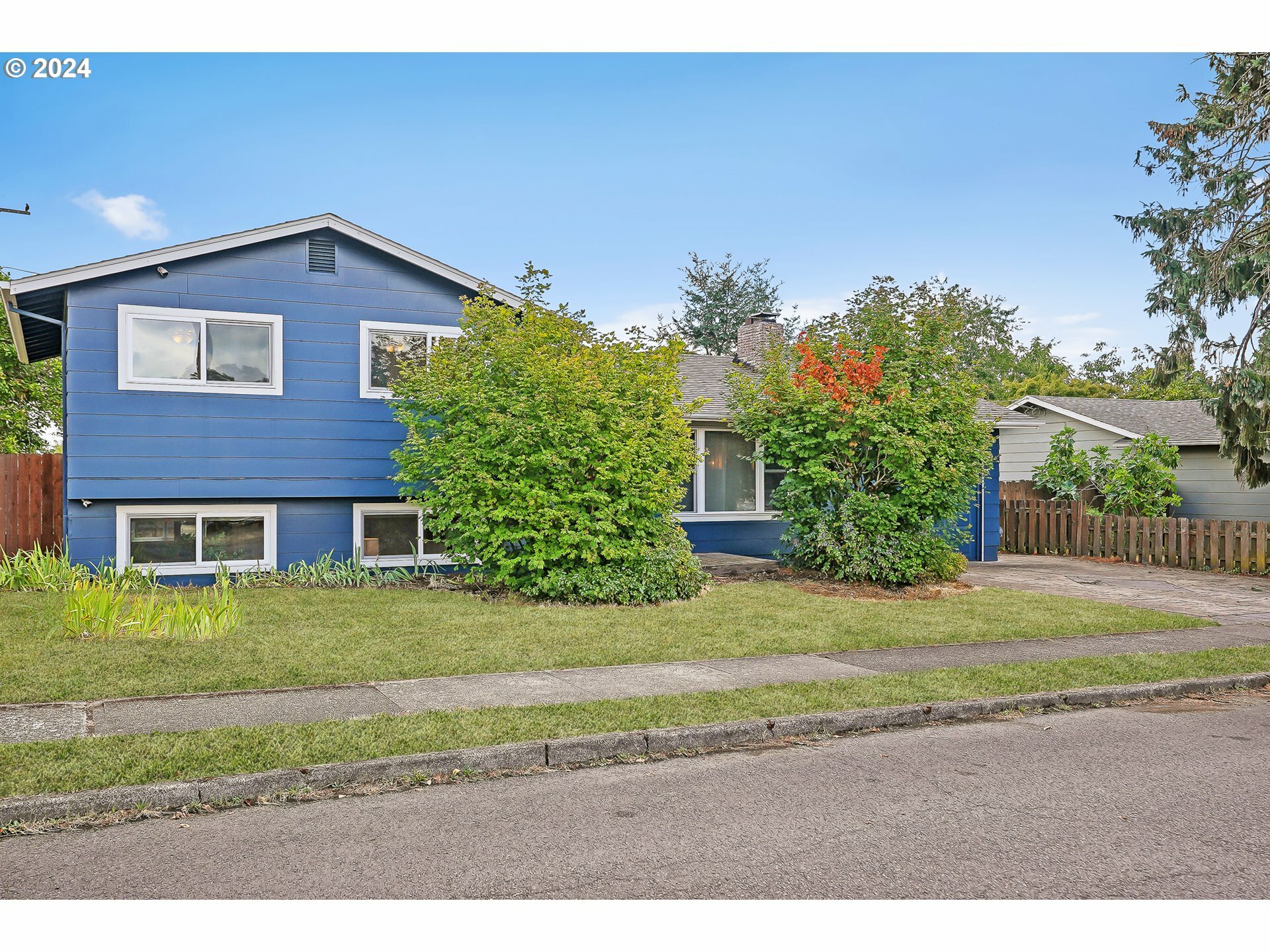 Property Photo:  816 SE 142nd Ave  OR 97233 