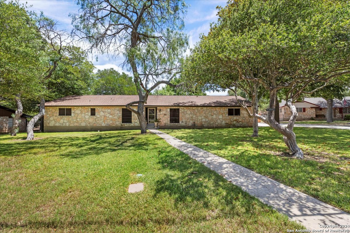 Property Photo:  920 Antler Dr  TX 78154 