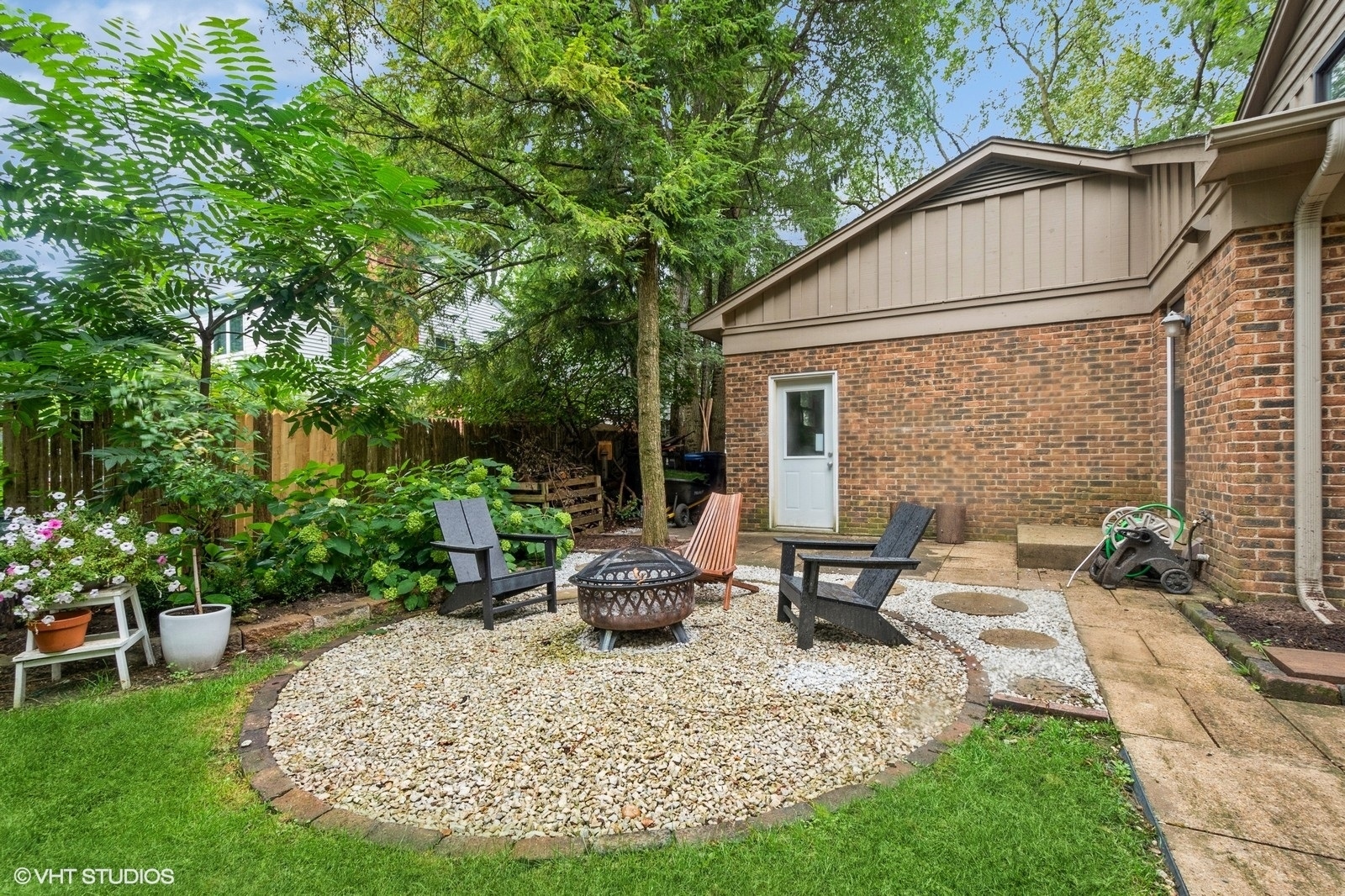 Property Photo:  2028 Avondale Lane  IL 60091 