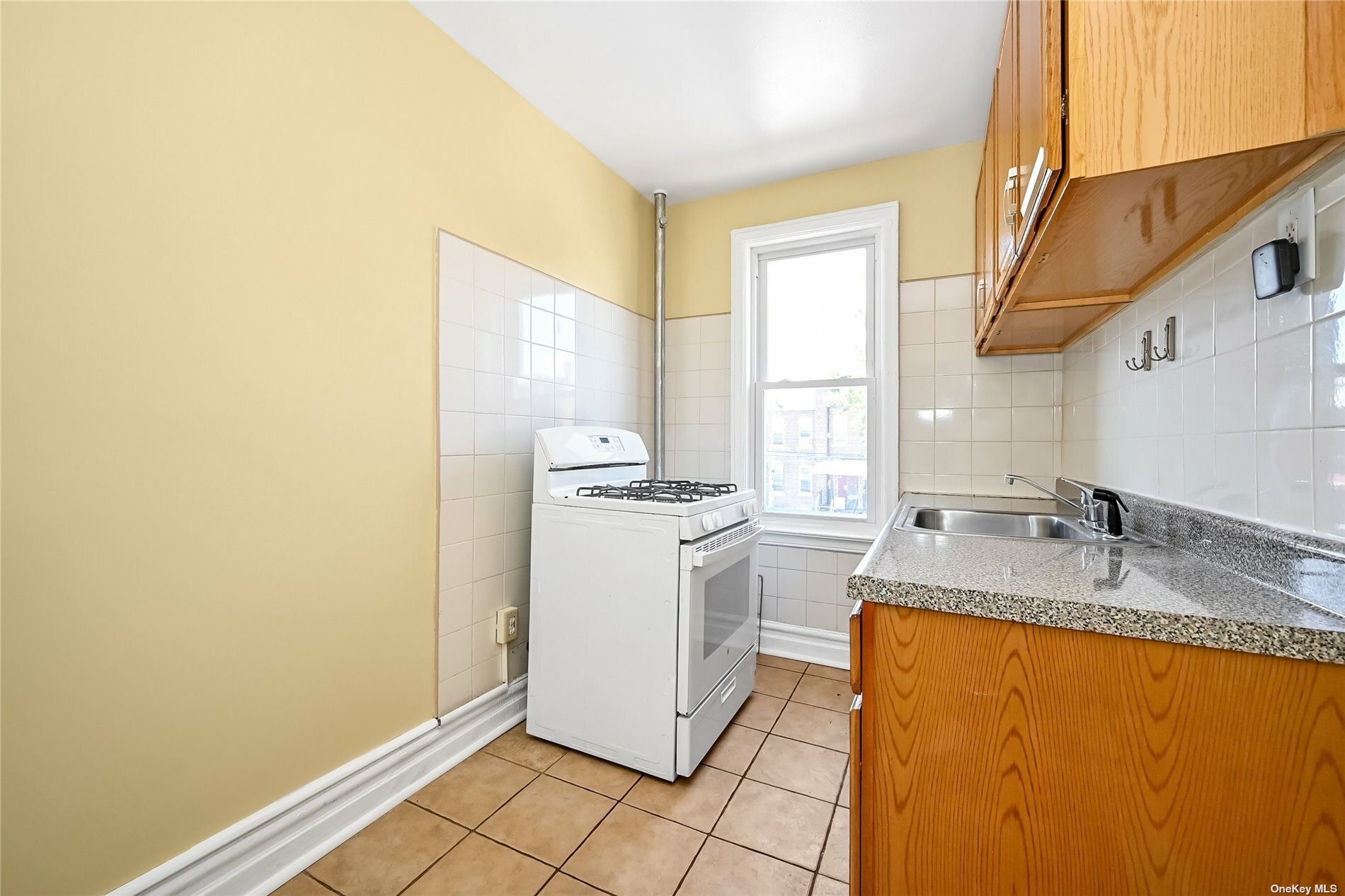 Property Photo:  688 E 43rd Street 2nd Fl  NY 11203 