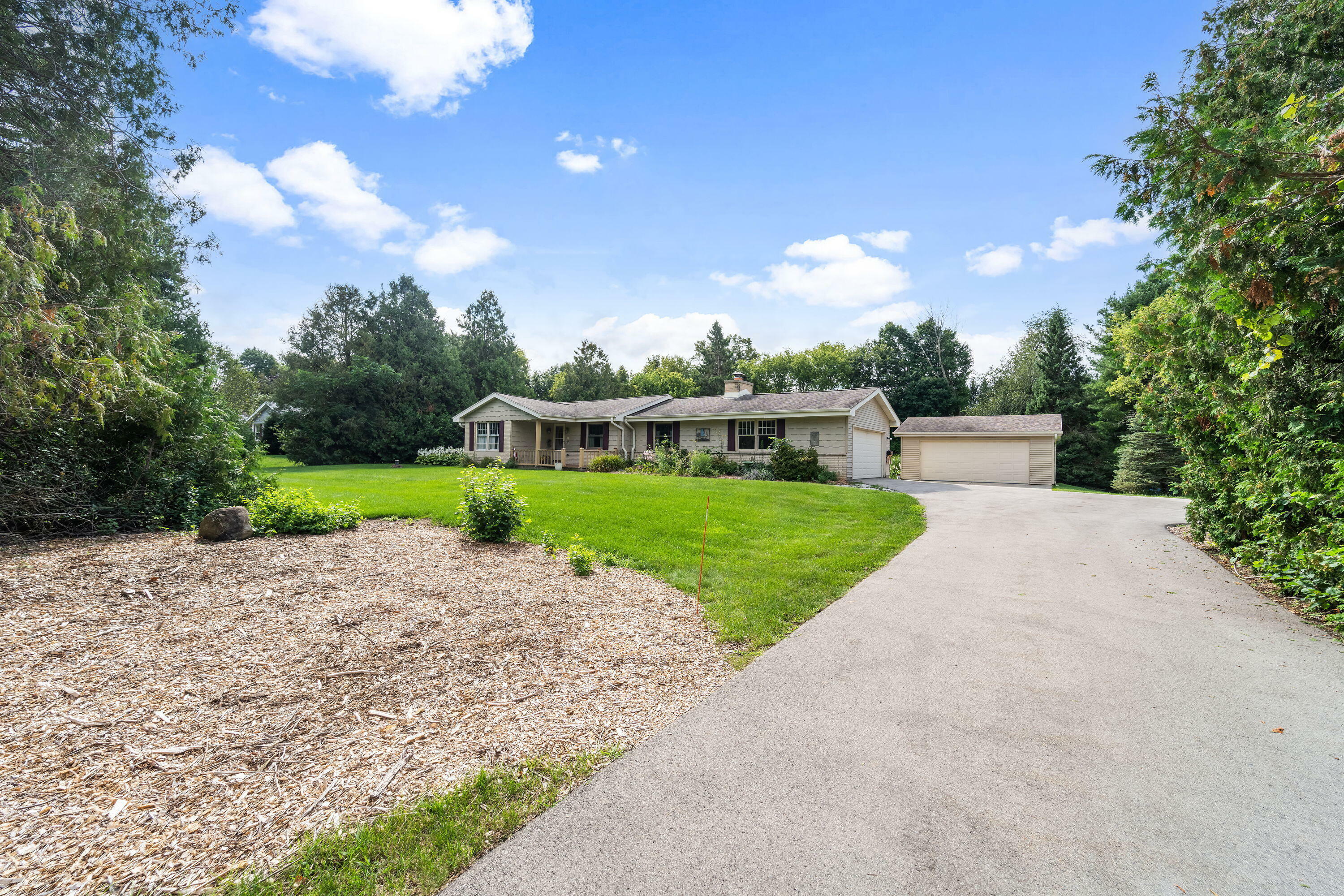 Property Photo:  10665 Robinwood Ct  WI 53012 