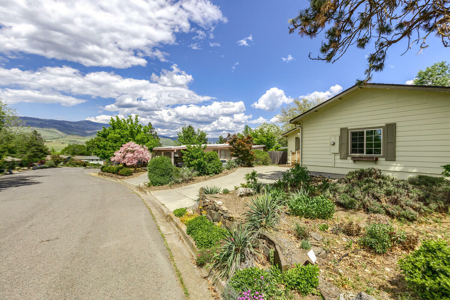 Property Photo:  750 Oak Knoll Drive  OR 97520 