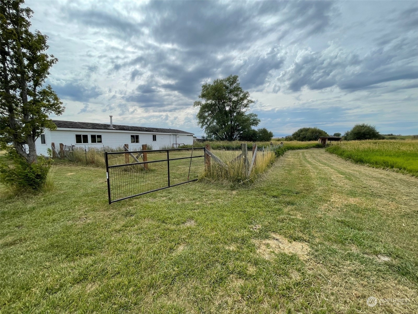 Property Photo:  1611 Watson Road  WA 98926 