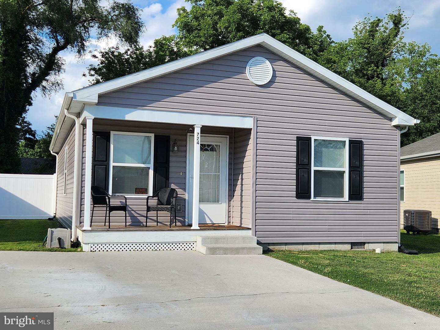 Property Photo: 724 E Poplar Street DE 19973