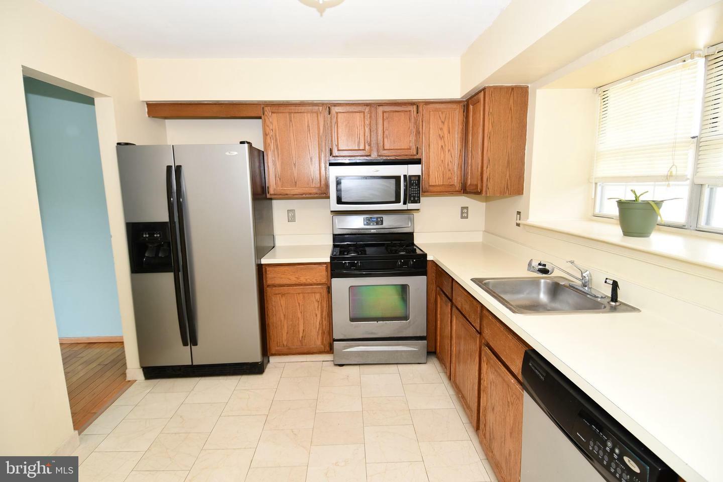 Property Photo:  13 Roanoke Court  NJ 08505 