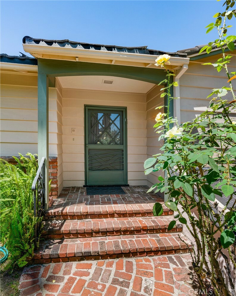 Property Photo:  1179 E Providencia Avenue  CA 91501 